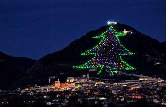 A árvore de Natal de Gubbio é projetada anualmente em uma das faces do monte Ingino e é ilminada por mais de 1 mil lâmpadas