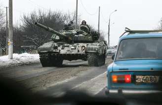 Separatistas pró-russos em tanque em Khartsyzk, leste de Donetsk. 07/12/2014.