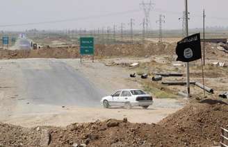 Bandeira do Estado Islamo no final de uma ponte em Kirkuk, em foto de arquivo. 23/08/2014