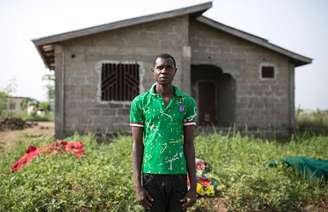 Sobreviente do Ebola Alimamy Kanu posa para fotos em Freetown, Serra Leoa.