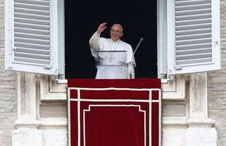 <p>Papa Francisco acena durante oração do Angelus na Praça de São Pedro, no Vaticano, em 25 de janeiro</p>