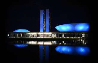Brasília iluminada de azul 