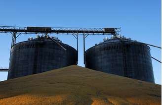 Milho da segunda safra é armazenado a céu aberto ao lado de silos cheios do grão perto de Sorriso, no Estado do Mato Grosso, Brasil
26/07/2017
REUTERS/Nacho Doce