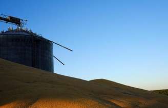 Milho da segunda safra é armazenado a céu aberto ao lado de silos cheios do grão perto de Sorriso, no Estado do Mato Grosso
26/07/2017
REUTERS/Nacho Doce