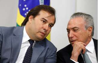 Presidente Michel Temer fala com presidente da Câmara dos Deputados, Rodrigo Maia, durante cerimônia no Palácio do Planalto, em Brasília 
26/10/2017 REUTERS/Adriano Machado