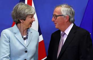 Primeira-ministra britânica, Theresa May, é recebida pelo presidente da Comissão Europeia, Jean-Claude Juncker, em Bruxelas, na Bélgica 08/12/2017 REUTERS/Yves Herman