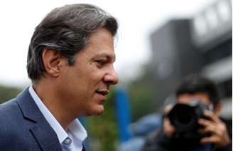 Candidato a vice na chapa presidencial do PT, Fernando Haddad dá entrevista coletiva em Curitiba, após visitar Lula na prisão
03/09/2018
REUTERS/Rodolfo Buhrer