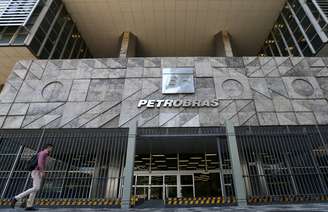 Homem passa por sede da Petrobras, no Rio de Janeiro 05/12/2018 REUTERS/Sergio Moraes 