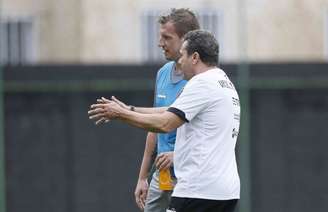 Luxemburgo e Maxi conversam durante treinamento do Vasco (Foto: Rafael Ribeiro/Vasco)