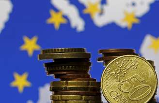 Moedas de euro à frente de bandeira e mapa da UE
28/05/2015
REUTERS/Dado Ruvic