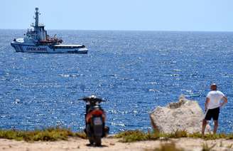 Barco espanhol de resgate de imigrantes Open Arms perto da ilha italiana de Lampedusa
19/08/2019 REUTERS/Guglielmo Mangiapane 