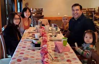 Adelaide com a família em restaurante que costumava ir antes de ser diagnosticada, no dia do seu aniversário, com o câncer.
