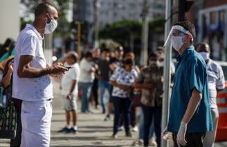Pessoas formam fila do lado de fora de um banco público para receberem ajuda emergencial do governo, em Jacareí (SP)
15/04/2020
REUTERS/Roosevelt Cassio