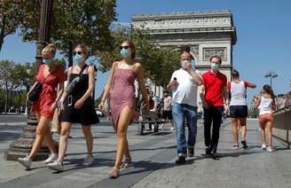 Pessoas caminham utilizando máscaras de proteção contra Covid-19 em Paris, França 
12/08/2020
REUTERS/Charles Platiau