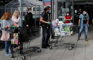 Consumidores na entrada do shopping Rhein Center em Rhein, Alemanha
15/06/2020
REUTERS/Arnd Wiegmann