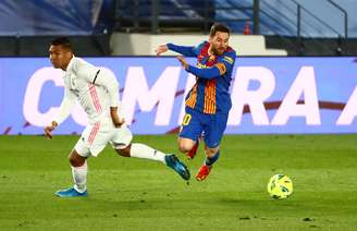 Messi tenta passar por Casemiro durante clássico espanhol
