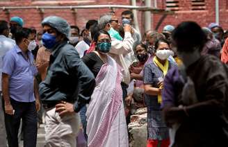 Pessoas aguardam para vacinação contra Covid-19 em Kolkata
 12/5/2021 REUTERS/Rupak De Chowdhuri