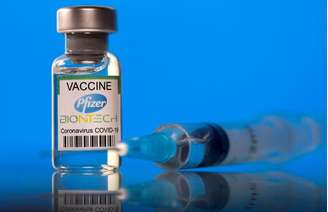 Frasco rotulado como de vacina da Pfizer/BioNTech
REUTERS/Dado Ruvic