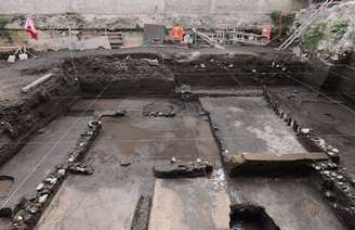 Vista das escavações onde arqueólogos encontraram um altar asteca na Cidade do México
30/11/2021 REUTERS / Instituto Nacional de Antropología e Historia de México