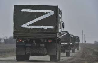 Veículos militares russos em Armiansk, na Crimeia