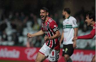 Calleri pode romper 'jejum' sem gols contra o Massa Bruta (Foto: Rubens Chiri/saopaulofc.net)