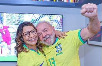 Lula e Janja comemoram gol do Brasil durante partida contra a Sérvia na estreia da seleção na Copa do Catar.