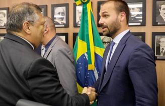 Eduardo Bolsonaro se explica sobre foto com Dino: 'Nunca tinha visto e não tenho orgulho dela'