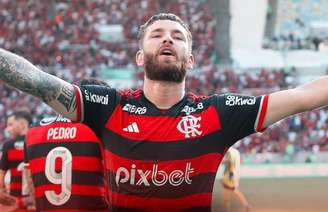 Léo Pereira celebra primeiro gol de falta com o Flamengo
