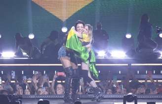 Madonna recebe Pabllo Vittar no palco de Copacabana.