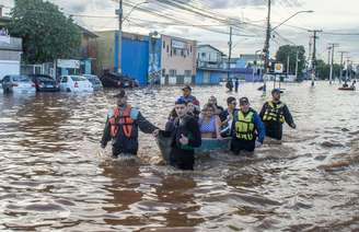 Equipes realizam trabalho de resgate de moradores ilhados após enchentes no Rio Grande do Sul