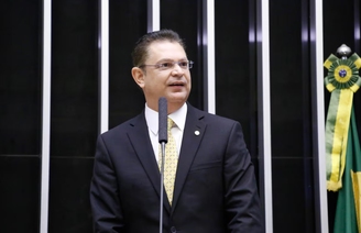 Sóstenes Cavalcante (PL-RJ) assina o projeto, com outros 32 parlamentares, a maioria homens do mesmo partido do ex-presidente Jair Bolsonaro (PL)