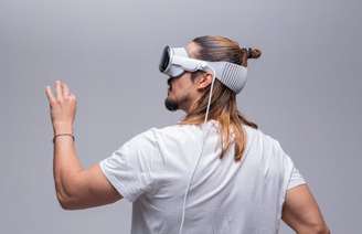 Os "head-mounted displays (HMDs)", mais conhecidos como óculos de Realidade Virtual e de Realidade Aumentada estão tornando a tecnologia de "realidade mista" mais acessível. Ivan Baranov / Shutterstock