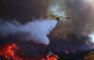 Avião despeja água em um dos incêndios na área de Los Angeles em janeiro de 2025. A água salgada corrói os equipamentos de combate a incêndios e pode prejudicar os ecossistemas Brian van der Brug / Los Angeles Times via Getty Images