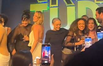 Paolla comemorou ao lado do elenco de Vale Tudo