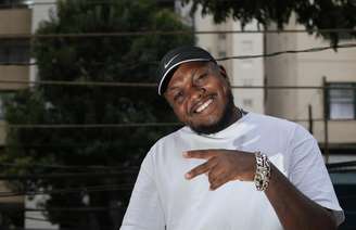 Rapper mineiro, Djonga vai se apresentar no 8º Prêmio Sim à Igualdade Racial