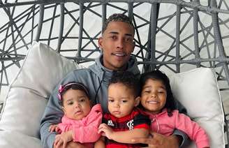 MC Poze do Rodo e três de seus filhos