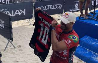 Ítalo Ferreira exibiu a camisa do Flamengo que recebeu de presente em Saquarema (RJ)