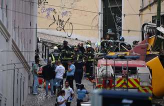 Equipes de resgate e bombeiros operam no local após o descarrilamento do teleférico da Glória em Lisboa, Portugal, em 3 de setembro de 2025. Pelo menos 15 pessoas morreram no descarrilamento, e os serviços de emergência relataram que 20 ficaram feridas e outras ainda estão presas no local. 