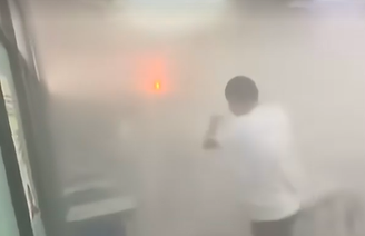 Alunos aparecem tentando apagar as chamas que saíram do ventilador