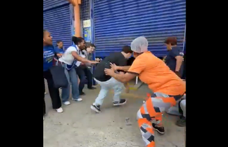 Após contagem regressiva, jovem passa por baixo de portão fechando em local de prova do Enem 2025