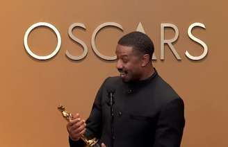 Michael B. Jordan ganhou o Oscar de Melhor Ator na cerimônia de 15 de março de 2026 pelo filme Pecadores. No discurso, ele agradeceu à família, ao diretor Ryan Coogler e aos colegas de elenco, lembrando também os atores negros que abriram caminho em Hollywood. Jordan concluiu emocionado dizendo que está ali “por causa das pessoas que vieram antes” e agradeceu ao público por ter “apostado” em sua trajetória.