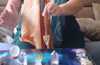 terapeuta aplica apometria à distância