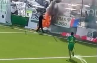 Ezequiel Schelotto pegou uma mangueira para apagar o incêndio atrás de um dos gols – Reprodução de vídeo