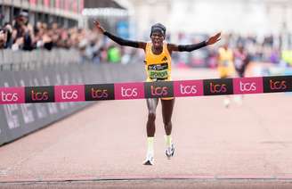 Peres Jepchirchir ao cruzar a linha de chegada na edição 2024 da prova (Foto: Bob Martin for London Marathon Events)