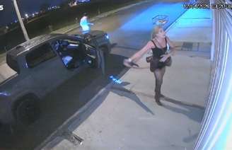 imagens mostram casal batendo em portão antes de mulher ser baleada na nádega