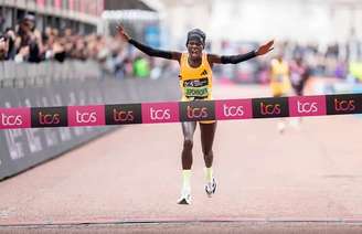 Peres Jepchirchir ao cruzar a linha de chegada na edição 2024 da prova (Foto: Bob Martin for London Marathon Events)
