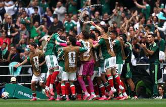 Seleção do México celebra gol de Quiñones contra a África do Sul, o primeiro tento da Copa do Mundo de 2026