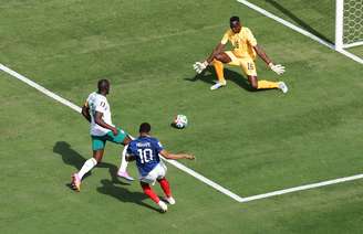Mbappé marca para a França
