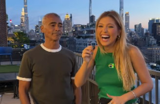 Mari Menezes entrevista Romário durante a Copa do Mundo 2026