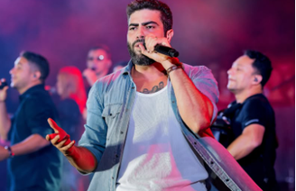 O cantor Henrique durante show